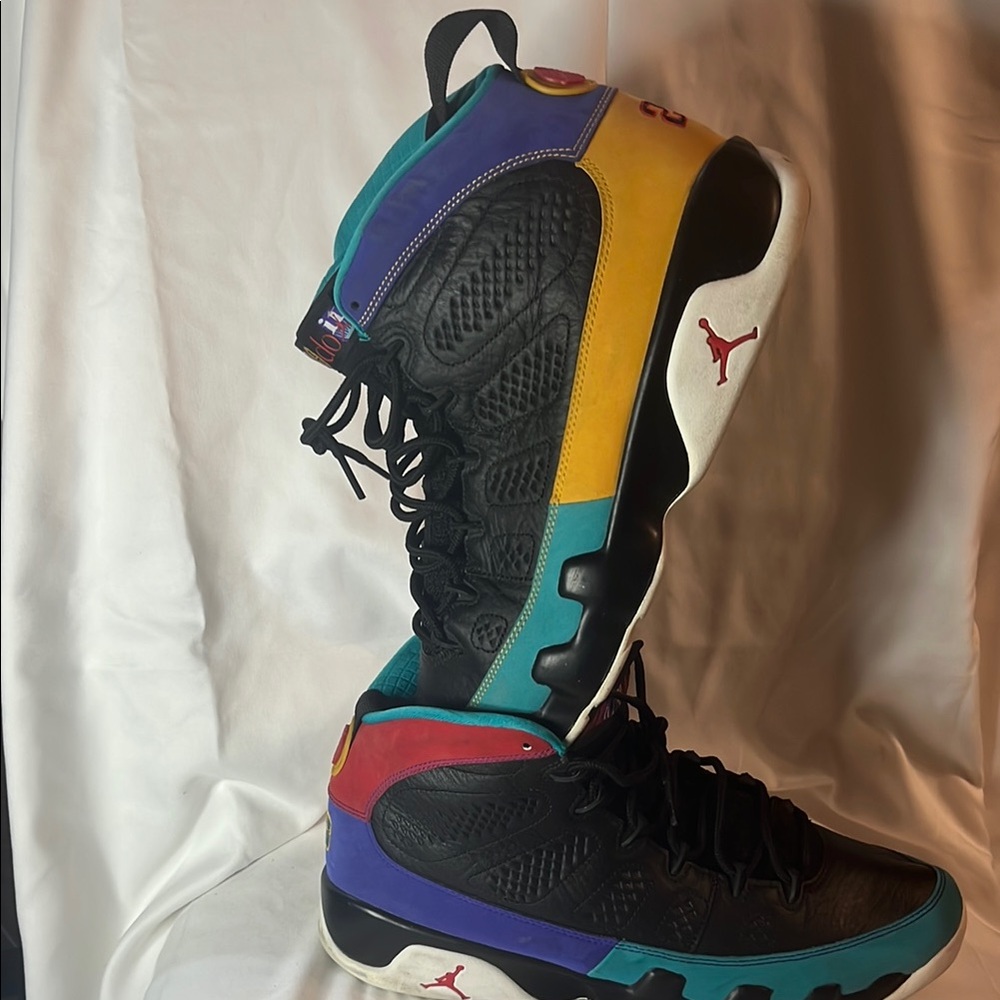Nike Black and Yellow Athletic Shoes with Modern Silhouette